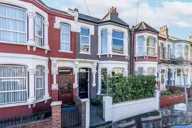 5 Bedroom House for Sale in London NW10