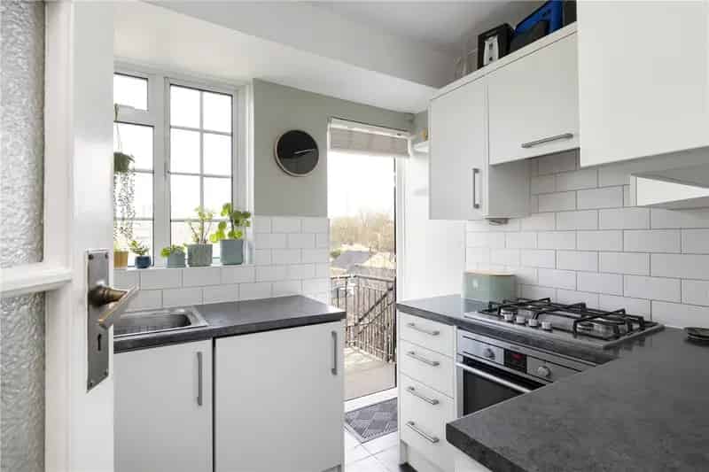 2 Bedroom Art Deco Apartment Streatham London