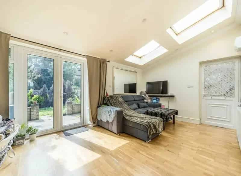 Two Double Bedroom Ground Floor Apartment with Private Garden