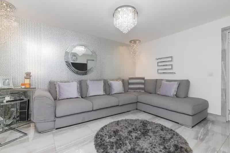 5 Bedroom Detached House with Granny Flat Annex for Sale