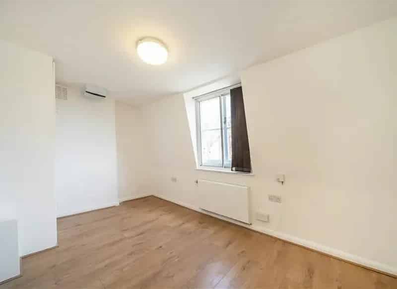 Spacious Double Bedroom Flat in Converted Georgian Building