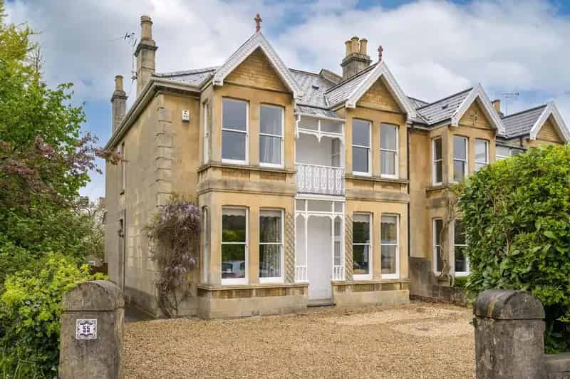 4 Bedroom Semi-Detached Victorian House for Sale in Bath
