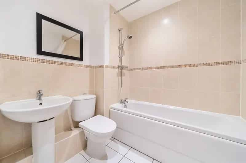Ground Floor Flat in Olde Hanwell Near Amenities and Schools