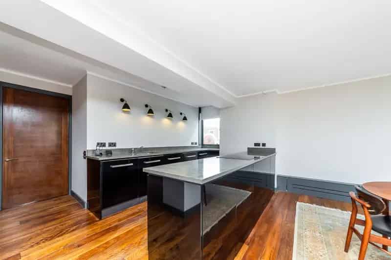 Mayfair 2-Bedroom Apartment 1317 sq ft