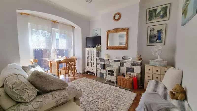 2 bed house for sale