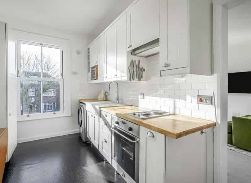 One Bedroom Flat  Spacious Living Area Communal Gardens