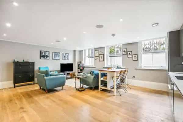 Elegant Wandsworth Apartment with Bespoke Kitchen and Principal Suite