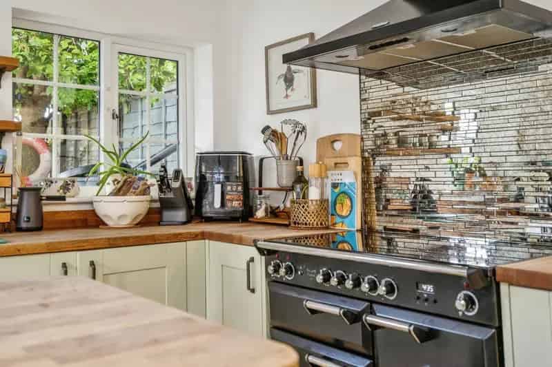 3 Bed Detached Georgian Cottage with Garage and Garden