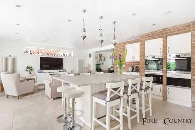7 Bedroom Detached House for Sale  Large Garden Off Street Parking