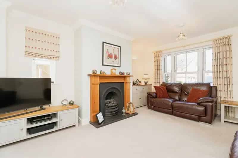 4 Bedroom Detached House with Garage and Garden