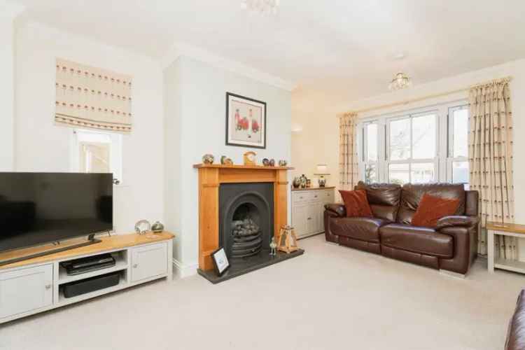 4 Bedroom Detached House with Garage and Garden