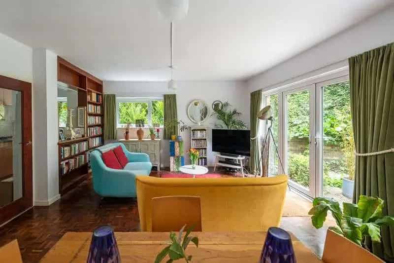 2 Bed Flat for Sale Reigate - Spacious Ground Floor Apartment with Garden