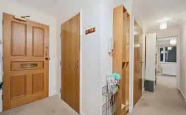 Lyme Regis Apartment for Over 55s - Modern Kitchen & Communal Gardens