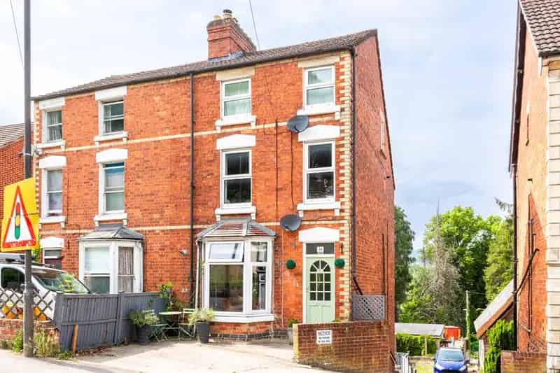 2 Bedroom Flat for Sale near Stroud Town Centre