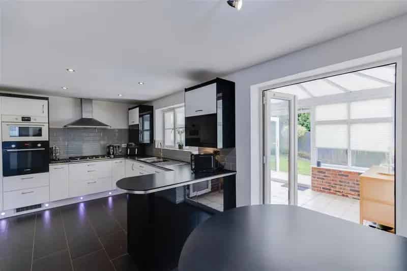 6 bedroom detached house for sale