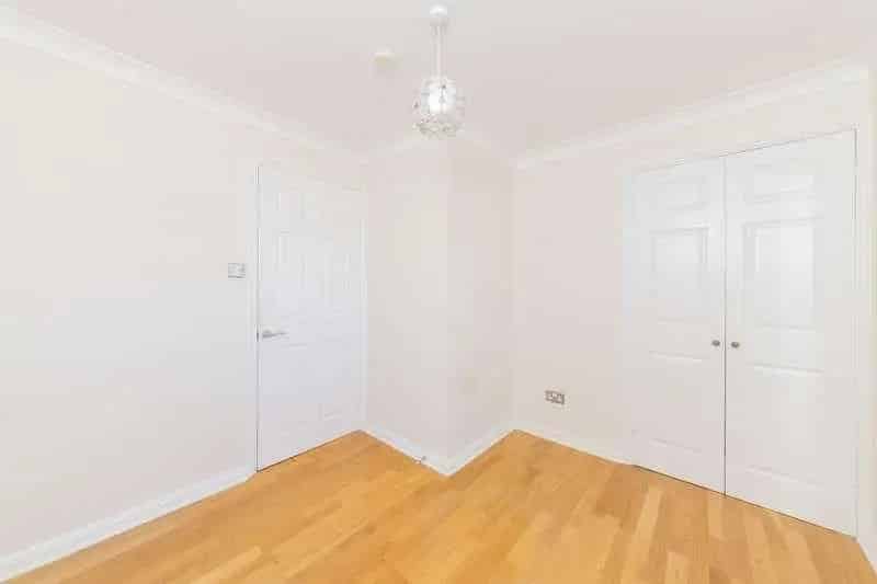2 Bed Flat for Sale - No Onward Chain