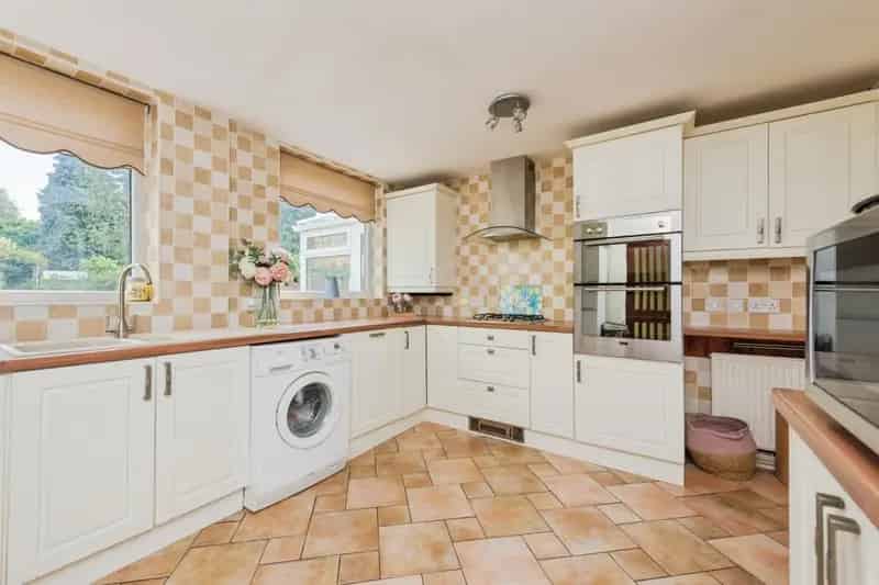 3 Bed Detached House Extended Kitchen Garden Wet Room
