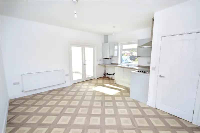 2 Bed End Terrace House Near M62 M1 Motorways