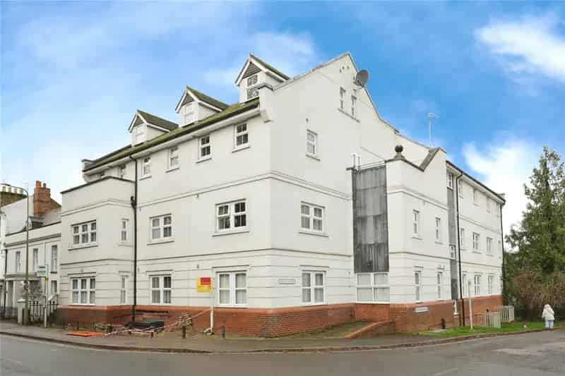 2 Bed 2 Bath Ground Floor Apartment Allocated Parking No Onward Chain