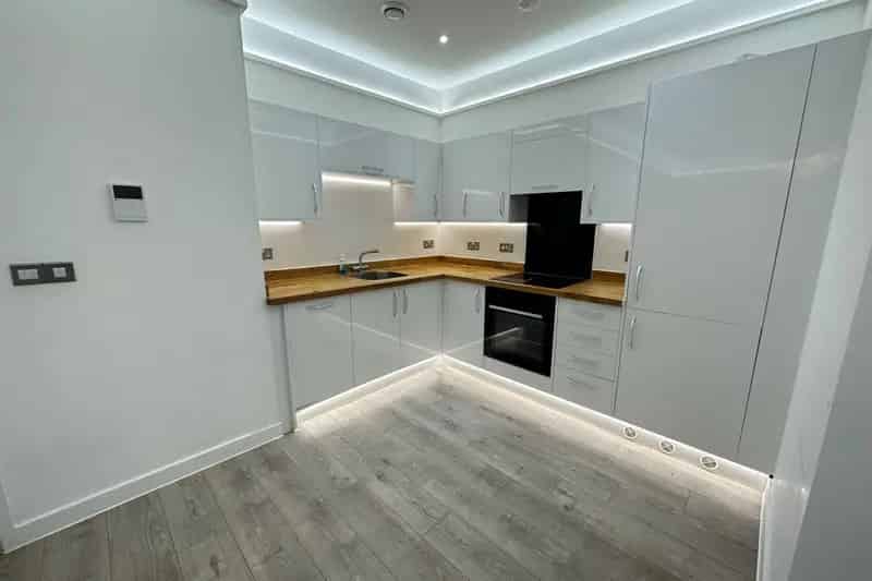 Spacious 1-Bedroom Apartment in Edinburgh House Available July