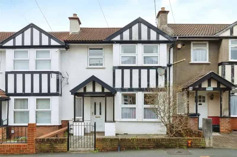 3 Bedroom Terraced House Brislington Large Garden Garage Parking