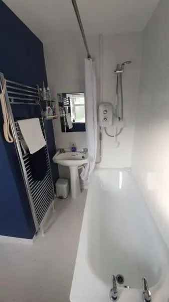3 Bed 2 Bath House Large Garden Potential Driveway 2 Garages