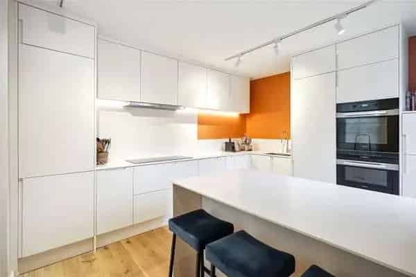 3 Bedroom Apartment with Balcony and Communal Gardens