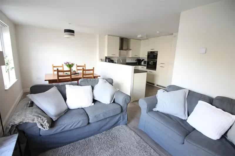2 Bedroom Flat House to Rent - Modern Apartment with Parking