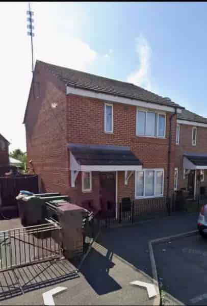 2 Bedroom House with Large Kitchen and Garden