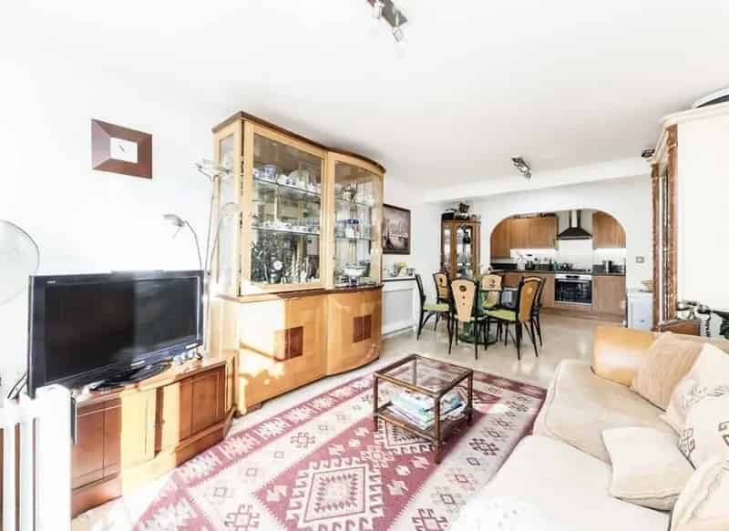 Spacious 2-Double Bedroom Flat with Parking Near Copthall Playing Fields