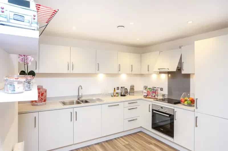 City Centre Top Floor Apartment Two Double Bedrooms Ensuite Parking