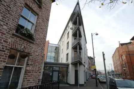 Spacious Two Bedroom Apartment Near City Centre