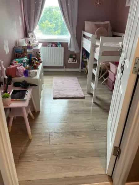 Recently Decorated 2 Bed Flat Near Shops and Bus Stops