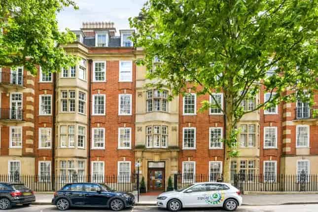 Flat for Sale in Coleherne Court SW5