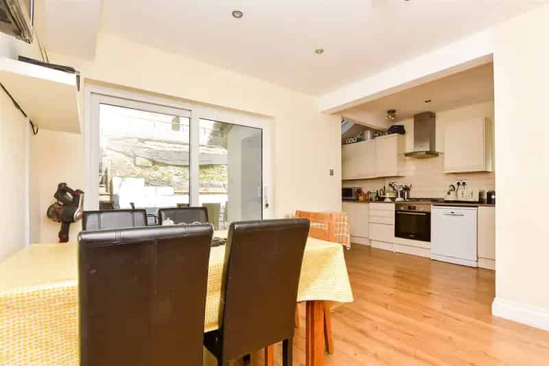3 Bedroom Semi-Detached House for Sale in Caterham Valley