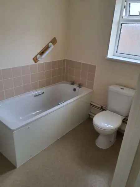 Flat For Rent in Cricklade, England