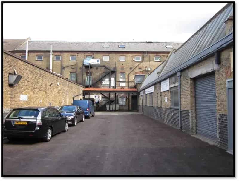 3870 sq ft Industrial Unit North Watford 2 Ton Lift