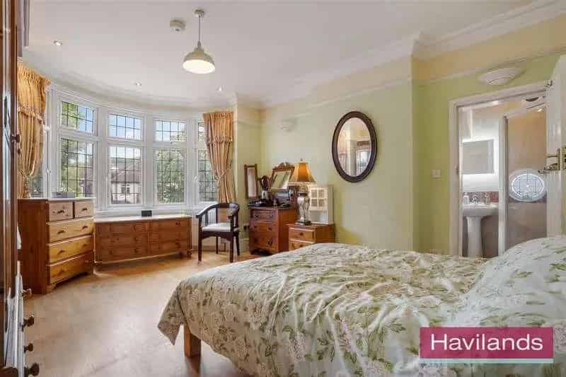 6 Bed House for Sale in Winchmore Hill N21