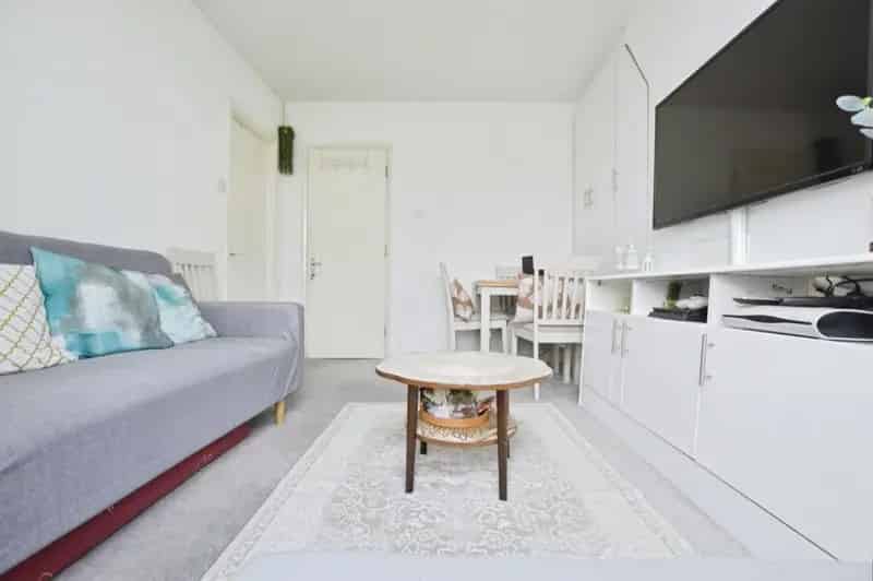 3 Bedroom Flat for Sale Near Bethnal Green Station