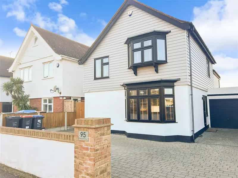 4 Bedroom Detached House for Sale Near Botany Bay