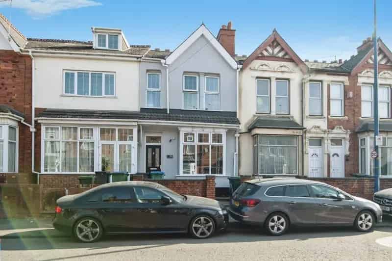 3 Bed House Smethwick Near Transport Links and Amenities