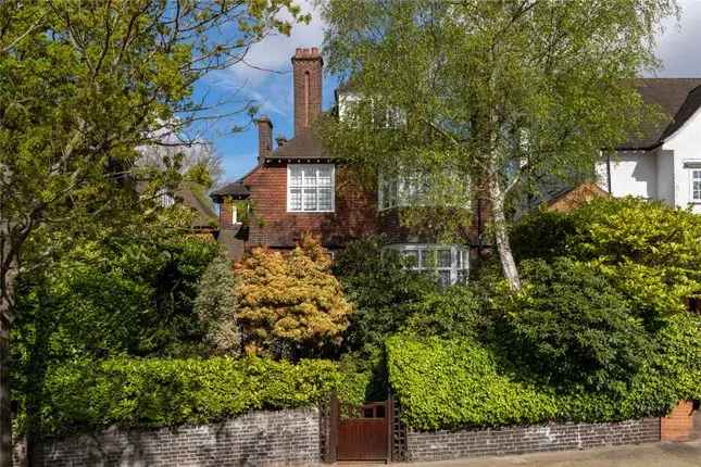 Detached House for Sale in Hampstead NW3