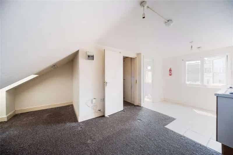 2 bed flat for sale