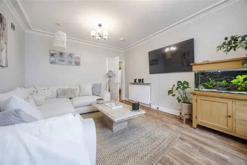 2 Bed Flat Maindoor with 2 Reception Rooms Near Edinburgh City Centre