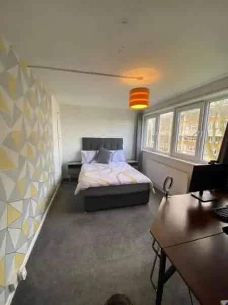 First Floor Flat Near Forest 5 Min to City Center