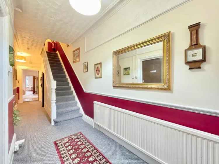 7 Bedroom Semi-Detached House Near Shopping and Beaches
