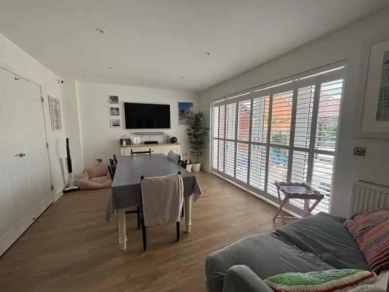 Four Bedroom Detached House in Established Residential Area