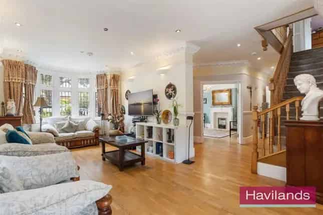 Six Bedroom Detached House For Sale in Winchmore Hill N21