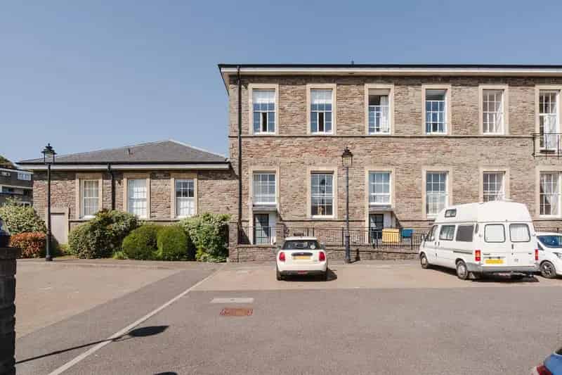 3 Bedroom Maisonette for Sale