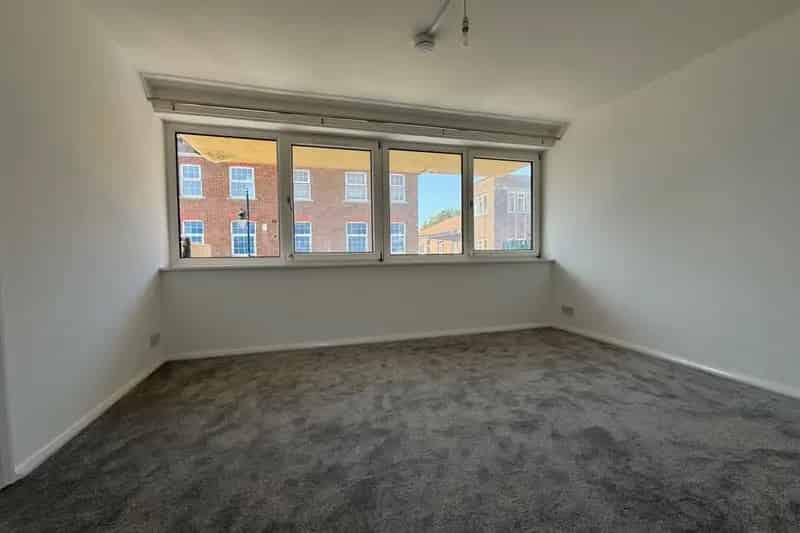 2 Bed Seaford Maisonette Near Shops and Station